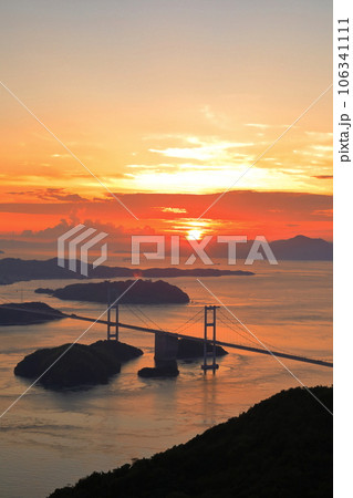 【愛媛県】夕焼けの来島海峡大橋(しまなみ海道) 【愛媛県】夕焼けの来島海峡大橋(しまなみ海道) 106341111