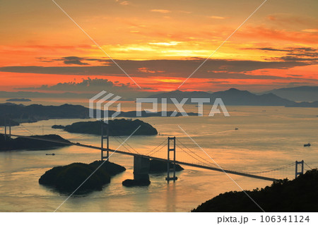 【愛媛県】夕焼けの来島海峡大橋(しまなみ海道) 【愛媛県】夕焼けの来島海峡大橋(しまなみ海道) 106341124