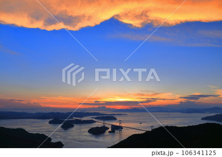 【愛媛県】夕焼けの来島海峡大橋(しまなみ海道) 【愛媛県】夕焼けの来島海峡大橋(しまなみ海道) 106341125