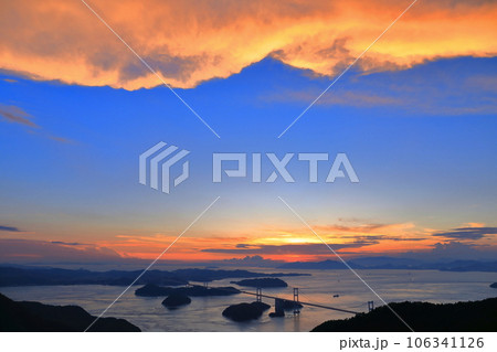 【愛媛県】夕焼けの来島海峡大橋(しまなみ海道) 【愛媛県】夕焼けの来島海峡大橋(しまなみ海道) 106341126