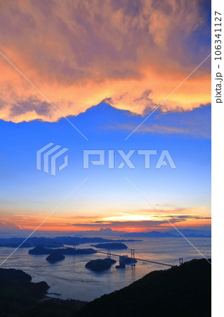 【愛媛県】夕焼けの来島海峡大橋(しまなみ海道) 【愛媛県】夕焼けの来島海峡大橋(しまなみ海道) 106341127