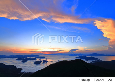【愛媛県】夕焼けの来島海峡大橋(しまなみ海道) 【愛媛県】夕焼けの来島海峡大橋(しまなみ海道) 106341128