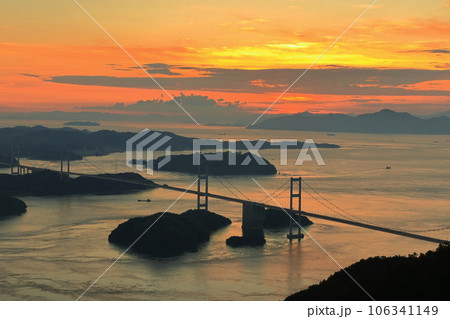【愛媛県】夕焼けの来島海峡大橋（しまなみ海道） 106341149