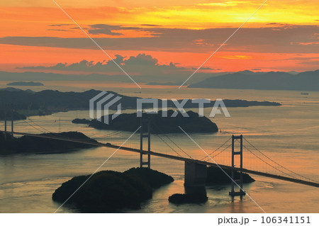 【愛媛県】夕焼けの来島海峡大橋(しまなみ海道) 【愛媛県】夕焼けの来島海峡大橋(しまなみ海道) 106341151