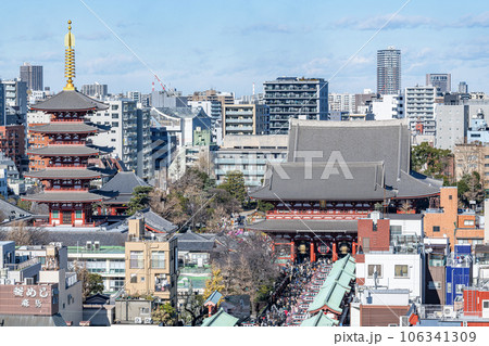東京都台東区浅草　人気の観光スポット　浅草寺と仲見世通り周辺の街並み 106341309