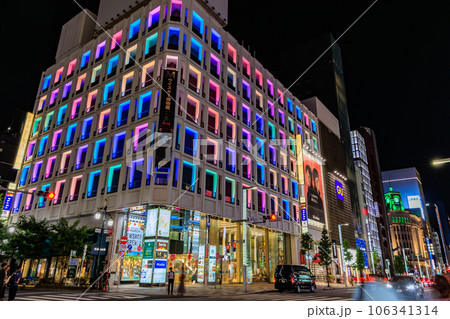 東京　中央区銀座　五丁目交差点の夜景 106341314