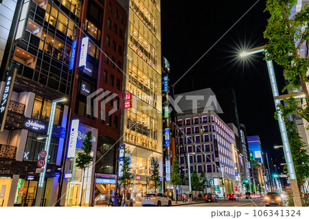 東京　中央区銀座　六丁目の夜景 106341324