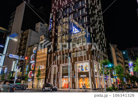 東京 中央区銀座 六丁目交差点の夜景 東京 中央区銀座 六丁目交差点の夜景 106341326