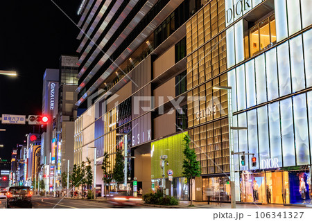 東京 中央区銀座 六丁目交差点の夜景 東京 中央区銀座 六丁目交差点の夜景 106341327