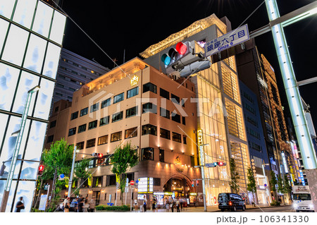 東京　中央区銀座　六丁目交差点の夜景 106341330