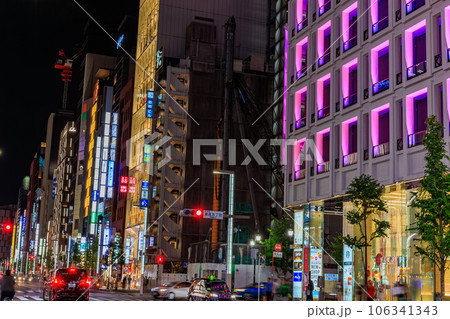 東京　中央区銀座　五丁目交差点の夜景 106341343