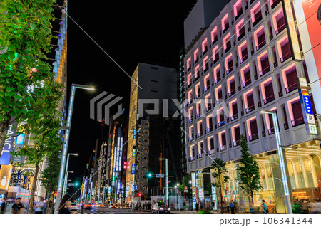 東京 中央区銀座 五丁目交差点の夜景 東京 中央区銀座 五丁目交差点の夜景 106341344