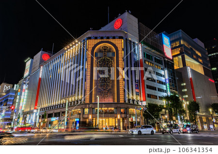 東京 銀座 四丁目交差点の夜景 東京 銀座 四丁目交差点の夜景 106341354