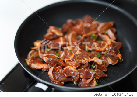 豚ハラミを焼く様子 豚ハラミを焼く様子 106341416