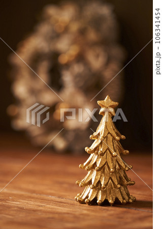 卓上クリスマスツリーとリース クリスマスイメージ  卓上クリスマスツリーとリース クリスマスイメージ  106341454
