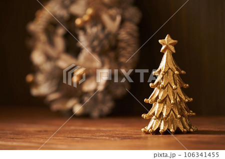 卓上クリスマスツリーとリース クリスマスイメージ 卓上クリスマスツリーとリース クリスマスイメージ 106341455