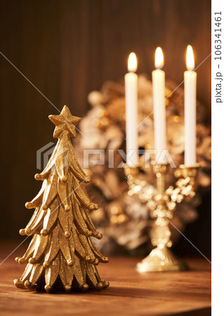 卓上クリスマスツリーとリース　キャンドル　クリスマスイメージ  106341461