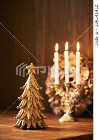 卓上クリスマスツリーとリース　キャンドル　クリスマスイメージ  106341462