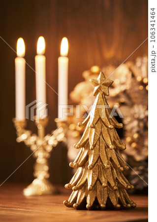 卓上クリスマスツリーとリース　キャンドル　クリスマスイメージ  106341464