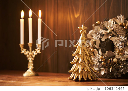 卓上クリスマスツリーとリース キャンドル クリスマスイメージ 卓上クリスマスツリーとリース キャンドル クリスマスイメージ 106341465