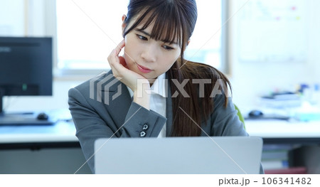 仕事のやる気が出ない女性会社員イメージ 仕事のやる気が出ない女性会社員イメージ 106341482
