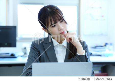 仕事のやる気が出ない女性会社員イメージ 106341483