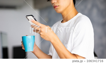 コーヒーを飲む若い男性 コーヒーを飲む若い男性 106341716