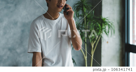電話アプリで話す男性 106341741