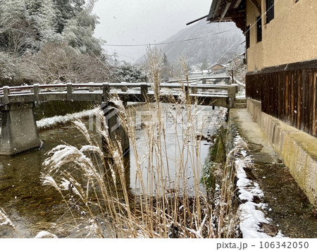 比和川　橋のある風景　ススキに雪　土壁 106342050