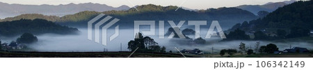 バナー　朝霧に浮かぶ鉄穴残丘 106342149
