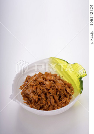 めちゃくちゃおいしい自家製のふっくら鮭フレーク 106342824