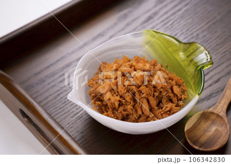 めちゃくちゃおいしい自家製のふっくら鮭フレーク めちゃくちゃおいしい自家製のふっくら鮭フレーク 106342830