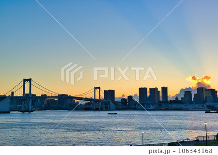豊洲ぐるり公園から見るレインボーブリッジの夕景 豊洲ぐるり公園から見るレインボーブリッジの夕景 106343168