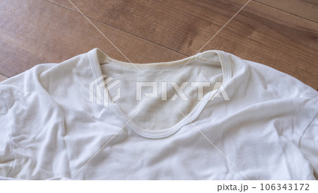 白いシャツ(インナー)の首まわりの汚れ 106343172