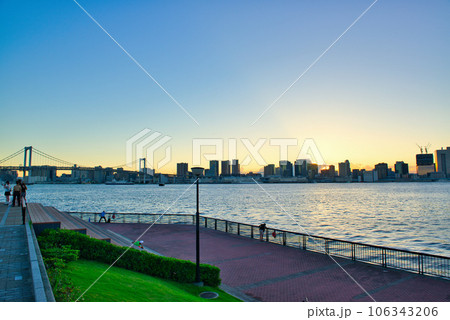 豊洲ぐるり公園から見るレインボーブリッジの夕景 106343206