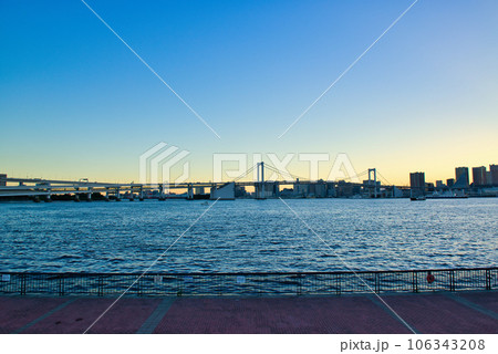 豊洲ぐるり公園から見るレインボーブリッジの夕景 豊洲ぐるり公園から見るレインボーブリッジの夕景 106343208
