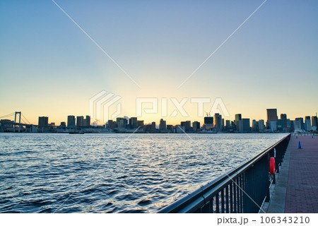 豊洲ぐるり公園から見るレインボーブリッジの夕景 106343210