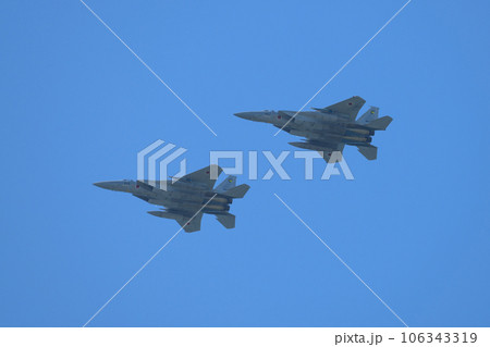 頭上を飛ぶ航空自衛隊F-15イーグル編隊 頭上を飛ぶ航空自衛隊F-15イーグル編隊 106343319