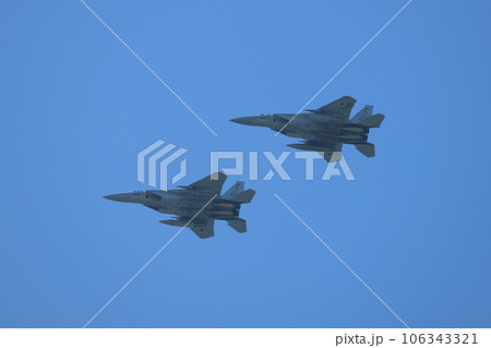 頭上を飛ぶ航空自衛隊F-15イーグル編隊 106343321