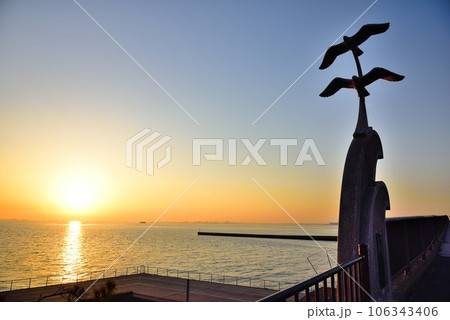 千葉市 鮮やかな夕焼けと美浜大橋のシルエット 千葉市 鮮やかな夕焼けと美浜大橋のシルエット 106343406