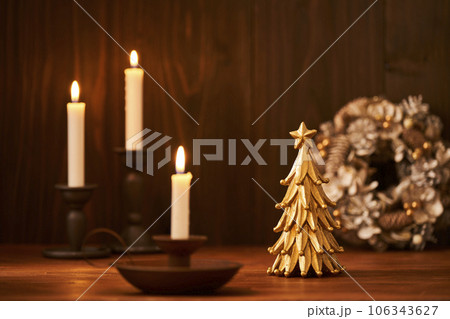 卓上クリスマスツリーとリース　キャンドルナイト　クリスマスイメージ 106343627