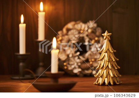 卓上クリスマスツリーとリース　キャンドルナイト　クリスマスイメージ 106343629