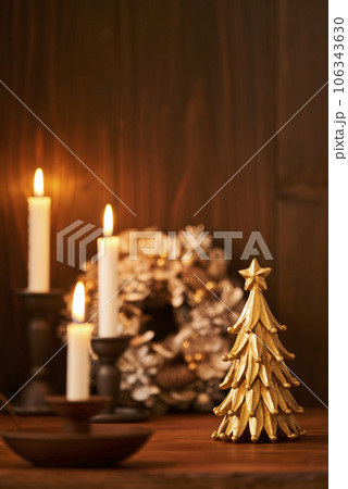 卓上クリスマスツリーとリース　キャンドルナイト　クリスマスイメージ 106343630