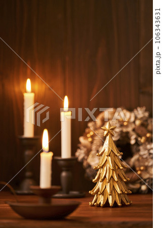卓上クリスマスツリーとリース　キャンドルナイト　クリスマスイメージ 106343631