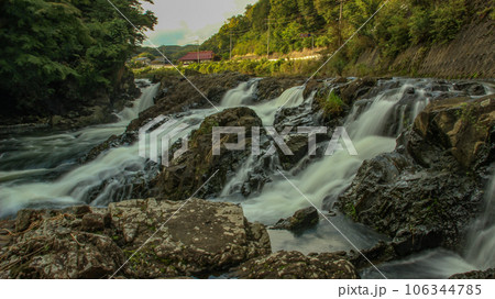 秋の馬門の滝の風景、美しい紅葉、和を感じる風景 106344785