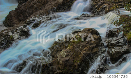 秋の馬門の滝の風景、美しい紅葉、和を感じる風景 106344786