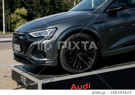 supercar Audi Q8 e-tron supercar Audi Q8 e-tron 106344825