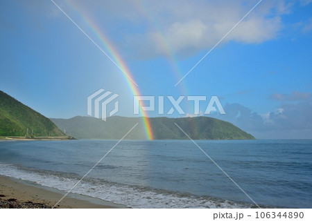 奄美大島 雨上がりの青空と海に架かる虹 奄美大島 雨上がりの青空と海に架かる虹 106344890