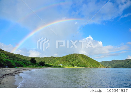 奄美大島 雨上がりの青空と海に架かる虹 奄美大島 雨上がりの青空と海に架かる虹 106344937