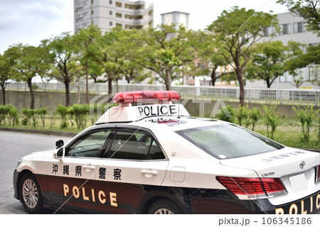 街中に停まるパトカー 106345186